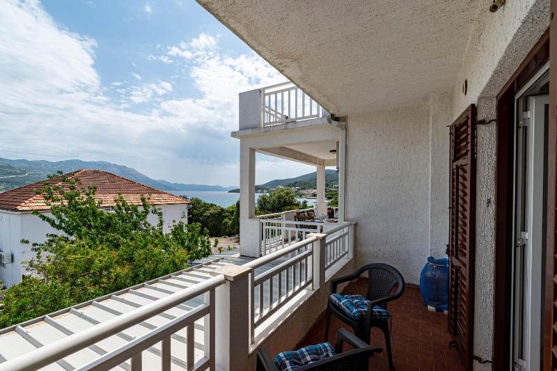 Three-Bedroom Apartment with Terrace and Sea View image 4