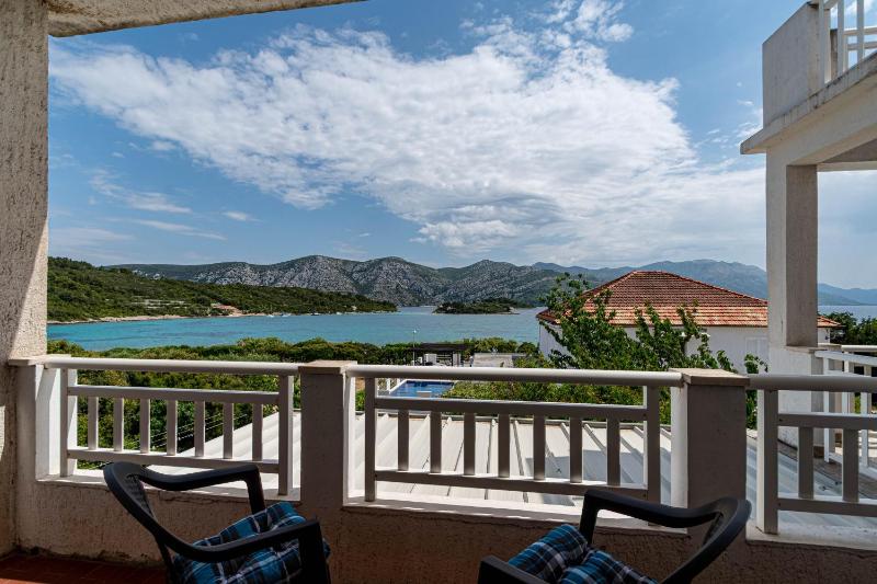 Three-Bedroom Apartment with Terrace and Sea View image 3