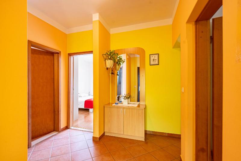 Three-Bedroom Apartment with Terrace and Sea View image 2