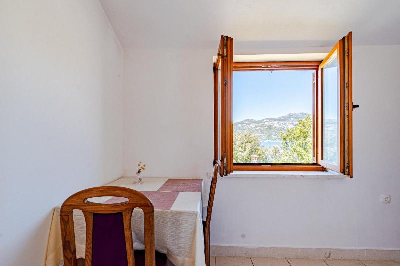 One-Bedroom Apartment with Terrace and Sea View image 4