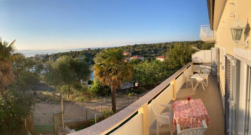 Three-Bedroom Apartment with Terrace and Sea View image 4