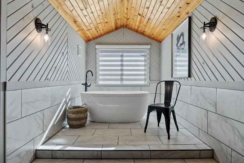 King Suite with Spa Bath image 4