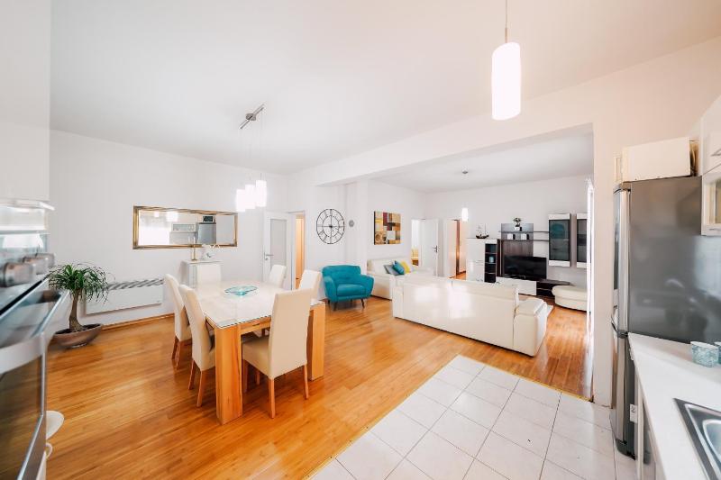 Three-Bedroom Apartment with Terrace and Sea View image 4