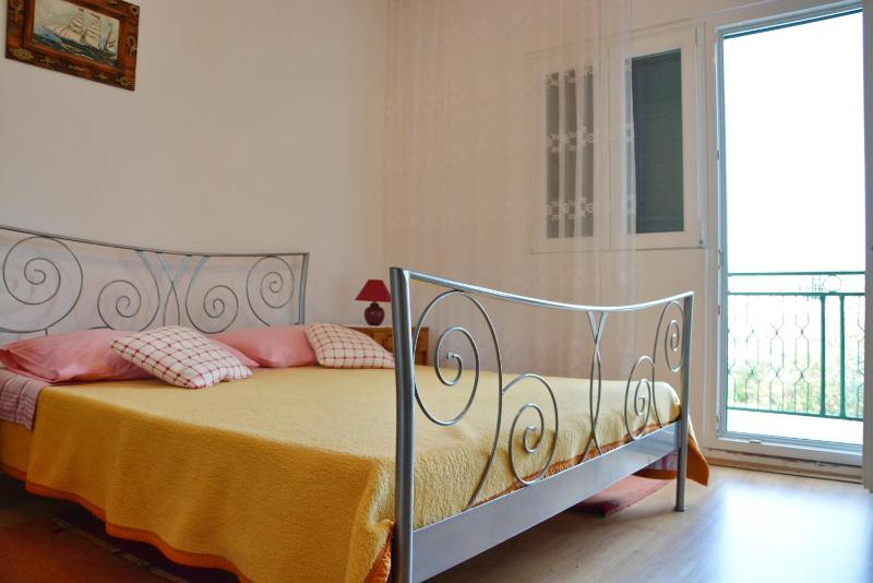 One-Bedroom Apartment with Terrace and Sea View image 3