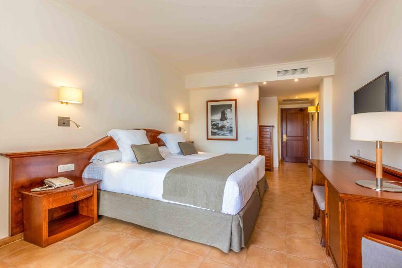 Double or Twin Room with Partial Sea View image 1