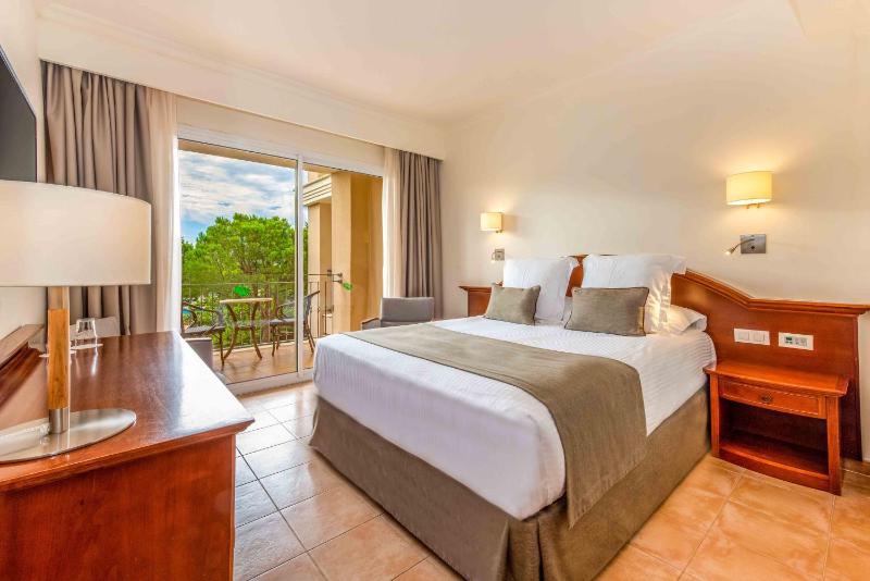 Double or Twin Room image 4