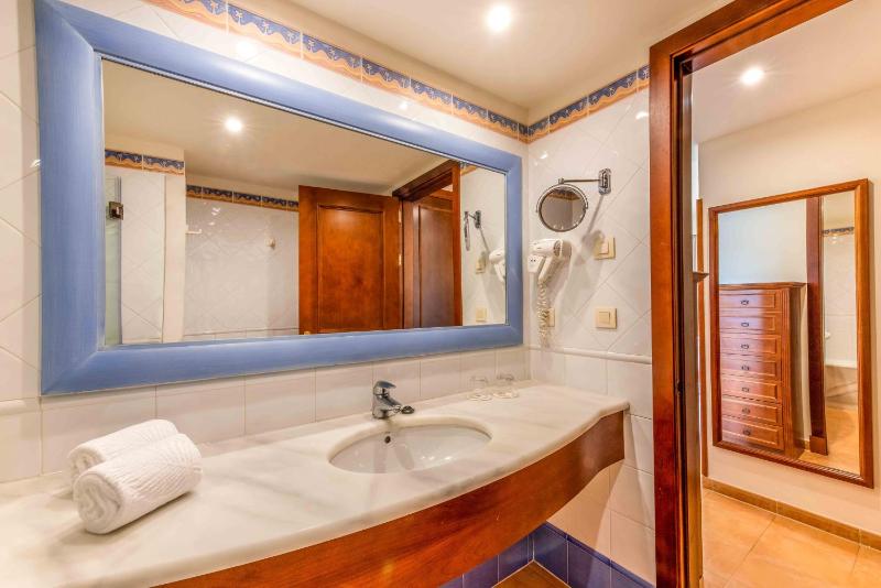 Superior Twin Room image 3