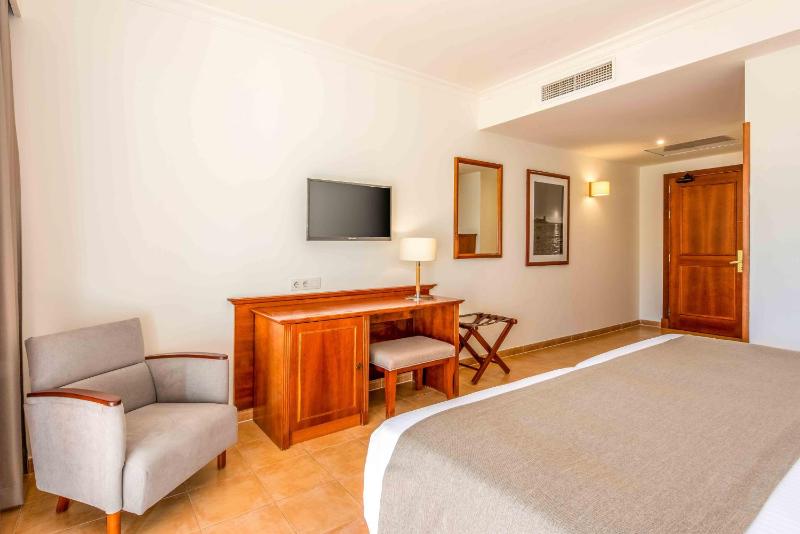 Double or Twin Room image 3