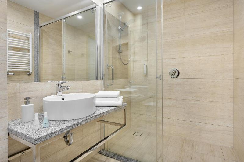 Superior King Room image 3