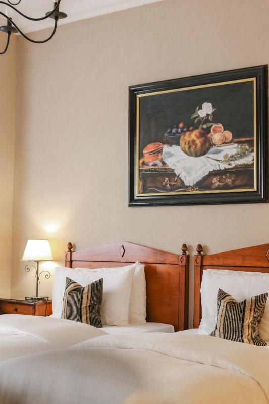 Classic Twin Room image 3