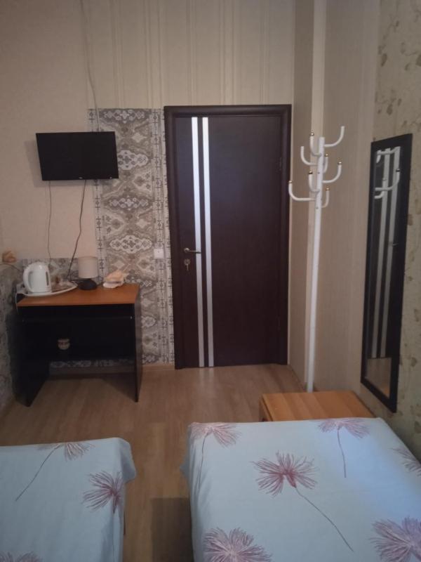 Economy Twin Room image 3
