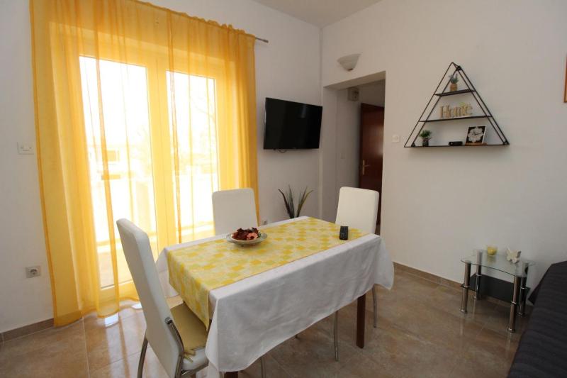 One-Bedroom Apartment with Balcony and Sea View image 4