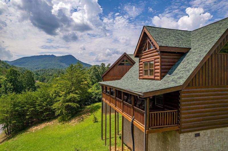 Luxurious Family Mountain Cabin - image 1