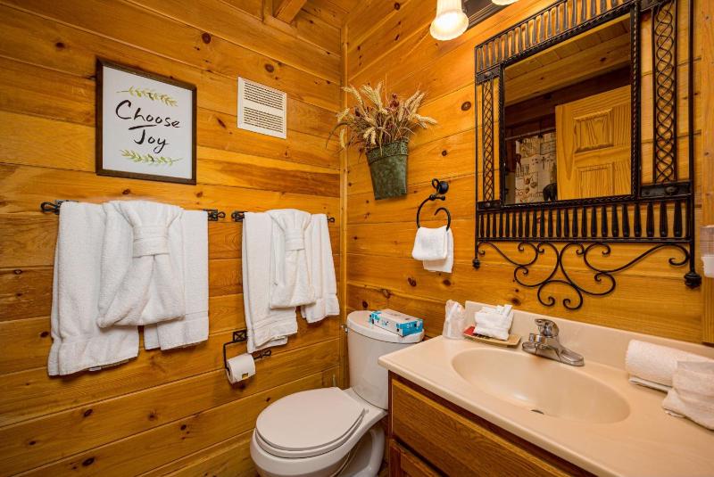 Luxurious Family Mountain Cabin - image 16