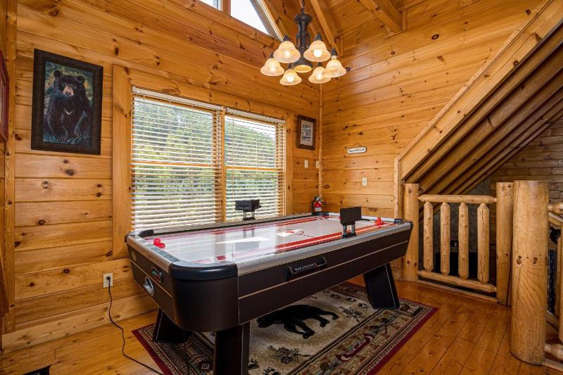 Luxurious Family Mountain Cabin - image 13