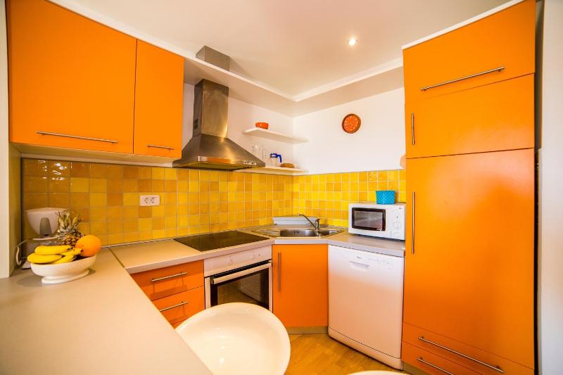 One-Bedroom Apartment with Balcony and Sea View image 4