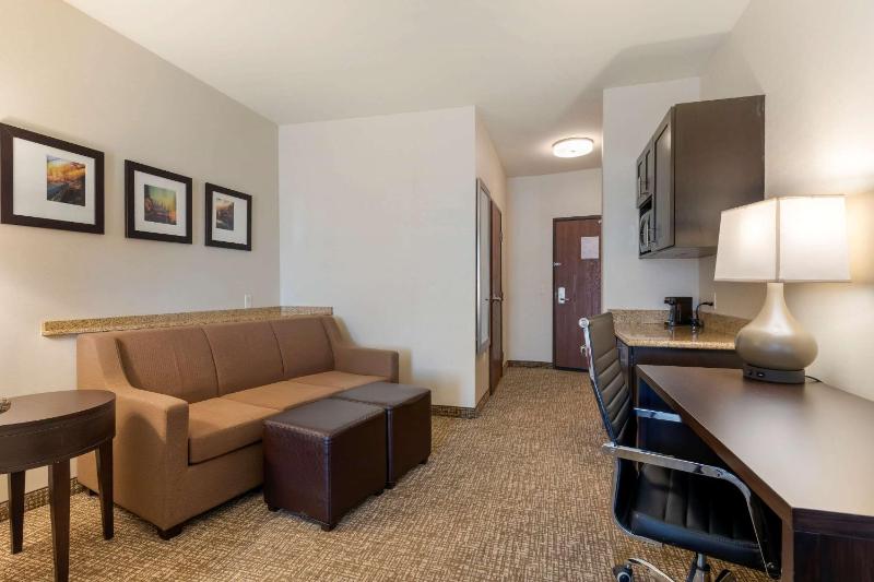 Suite, 1 King Bed with Sofa Bed, Non Smoking image 4