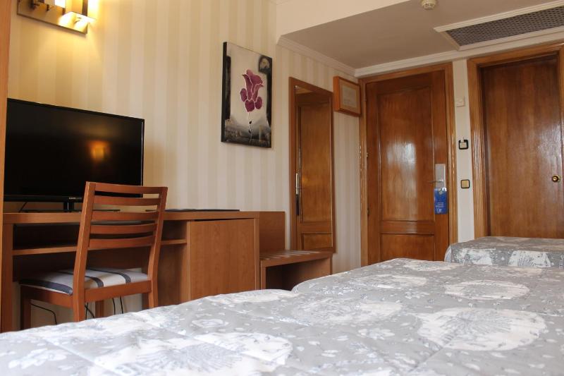 Double Room with Extra Bed image 4