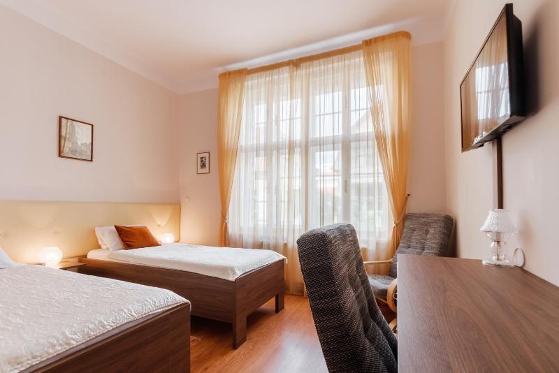Twin Room with Bathroom image 1
