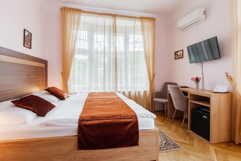 Deluxe Double Room with Balcony image 1