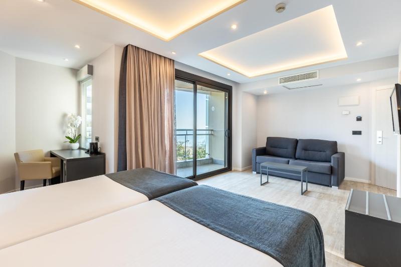 Superior Family Room with Side Sea View (2 Adults + 1 Child) image 4