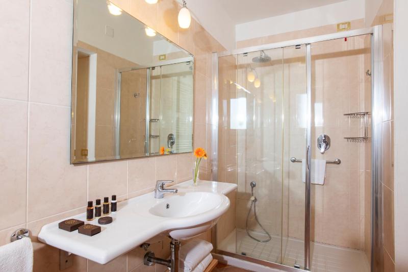 Double Room image 4