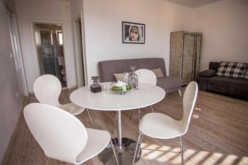 One-Bedroom Apartment with Terrace and Sea View image 4