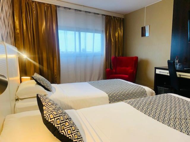 Deluxe Twin Room image 3