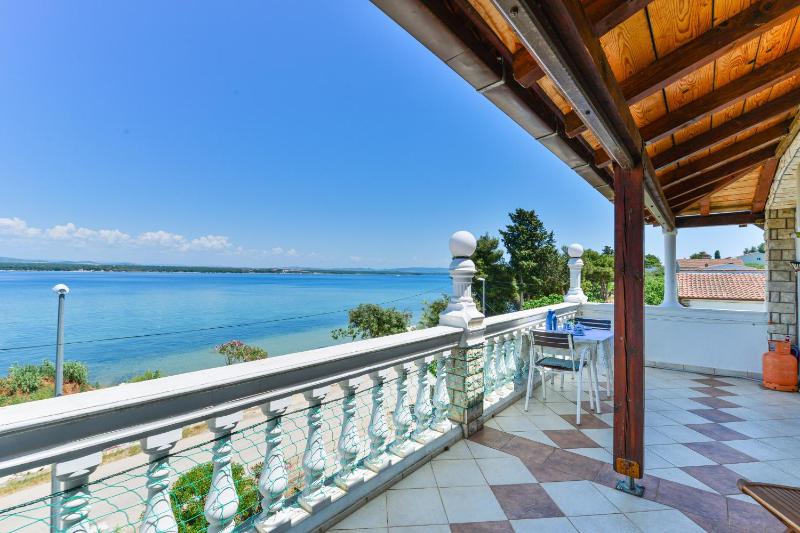 One-Bedroom Apartment with Terrace and Sea View image 4