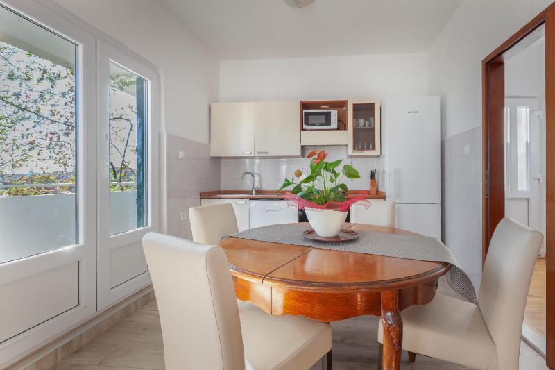 Three-Bedroom Apartment with Terrace and Sea View image 4