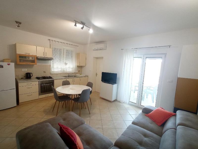 One-Bedroom Apartment with Terrace and Sea View image 3
