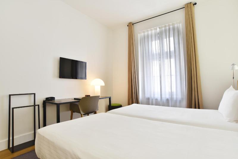 Two Connecting Double Rooms image 3