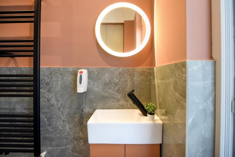 SWEET BLOSSOM - Lovely 1BR Apt in the City Center - image 9
