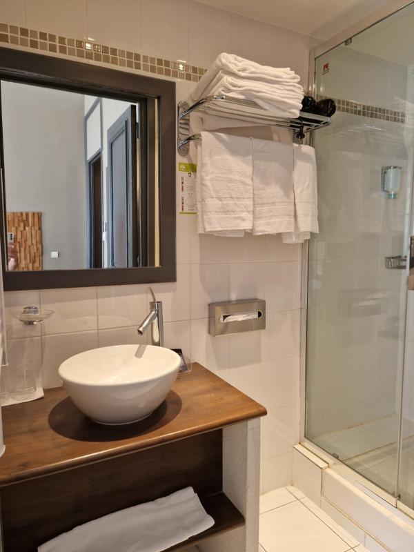 Standard Quadruple Room image 2