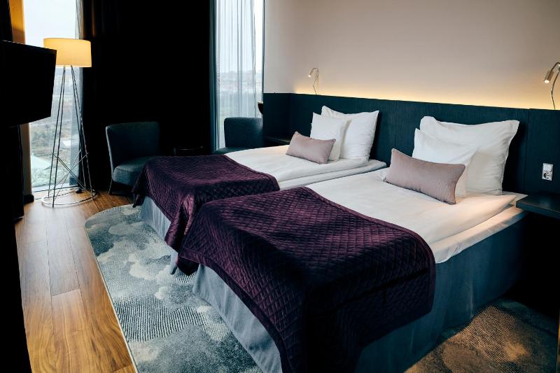 Standard Twin Room image 3