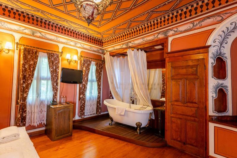 Deluxe Double Room with Bath image 2
