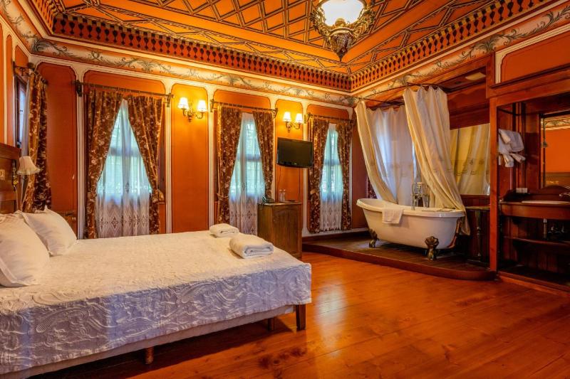 Deluxe Double Room with Bath image 3