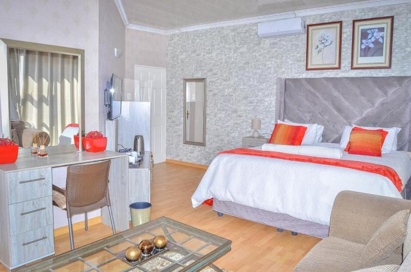 Deluxe King Suite image 2
