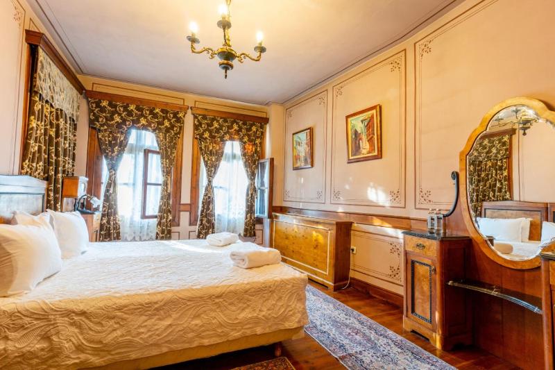 Two-Bedroom Ancient Apartment image 4