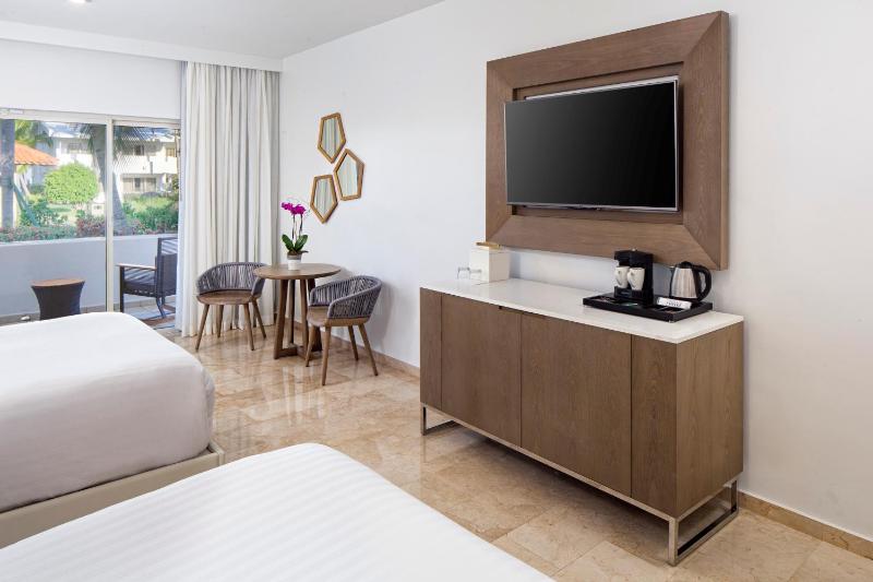 Double Room with Two Double Beds and Roll-In Shower - Mobility Accessible image 3