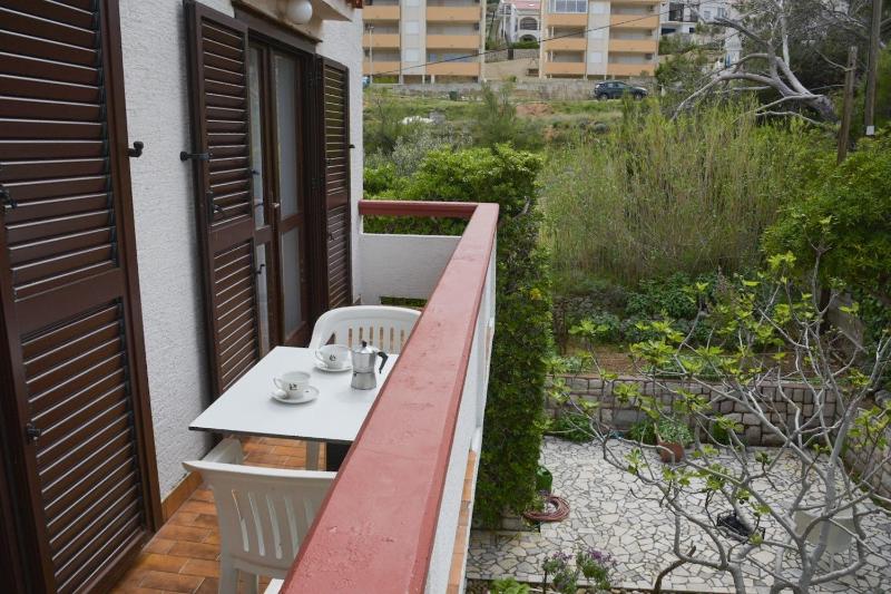 One-Bedroom Apartment with Balcony and Sea View image 3