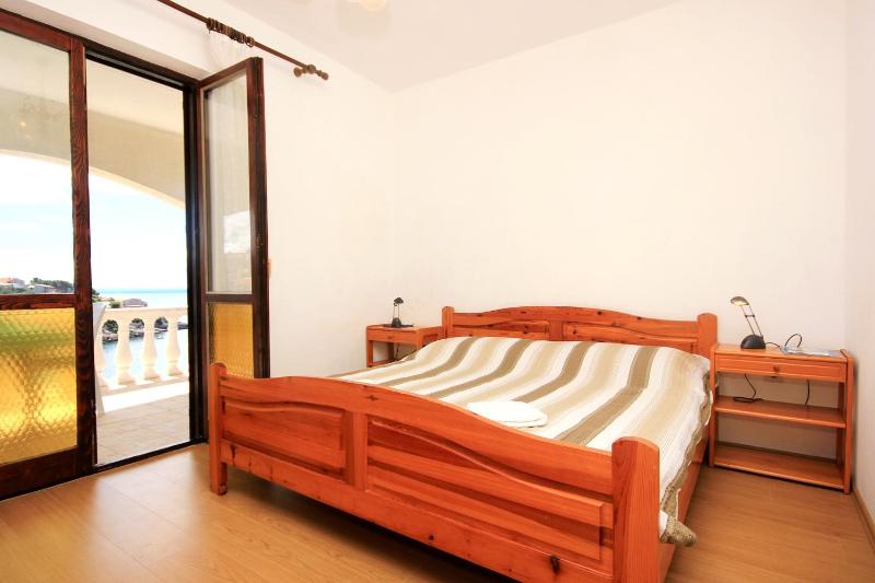 Three-Bedroom Apartment with Terrace and Sea View image 1