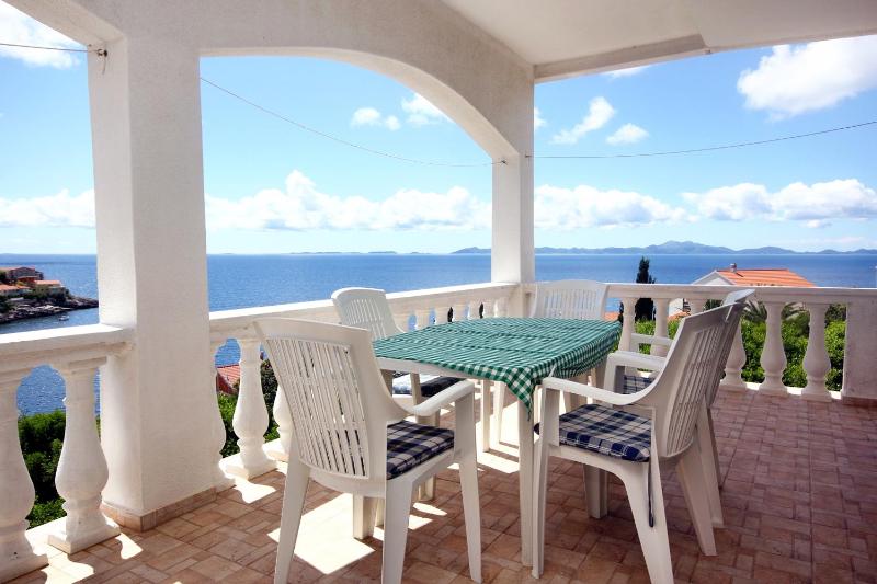 Three-Bedroom Apartment with Terrace and Sea View image 3