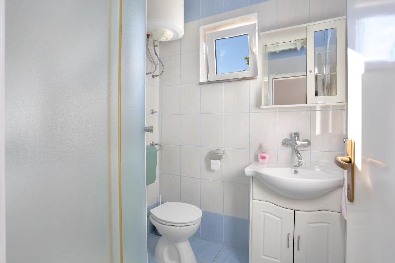 One-Bedroom Apartment with Terrace and Sea View image 4