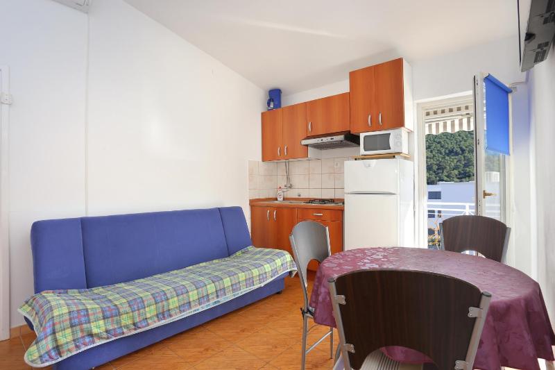 One-Bedroom Apartment with Balcony and Sea View image 4