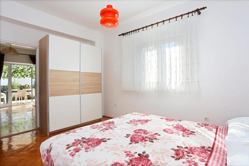 One-Bedroom Apartment with Terrace and Sea View image 3