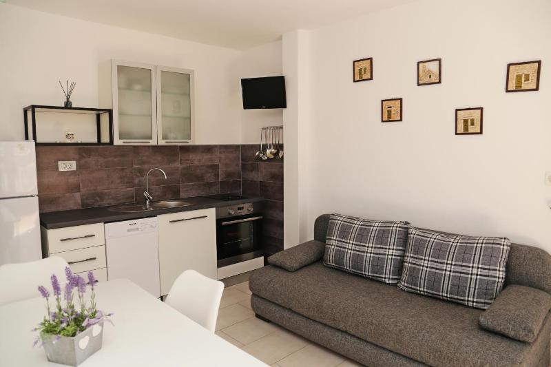 Three-Bedroom Apartment with Terrace and Sea View image 4