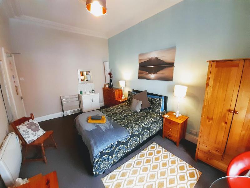 Large Double Room with Shared Bathroom image 3