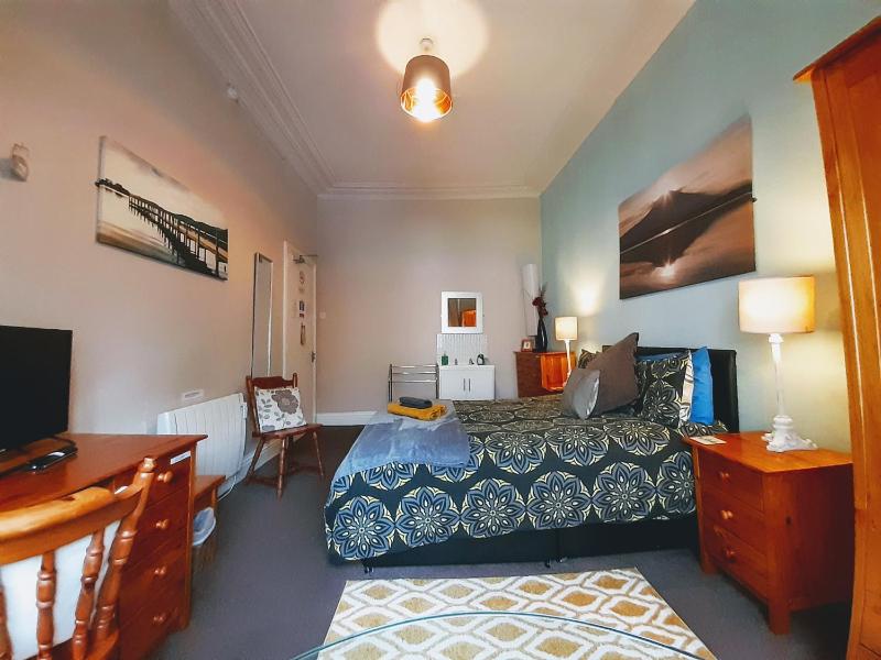 Large Double Room with Shared Bathroom image 2