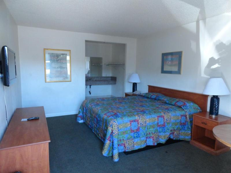 Standard King Room image 4